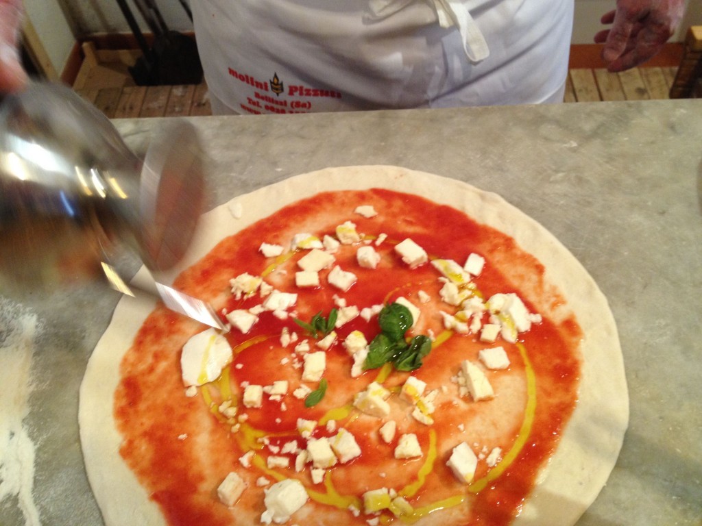 La pizza di Tramonti condita con il pomodoro "Re Fiascone"